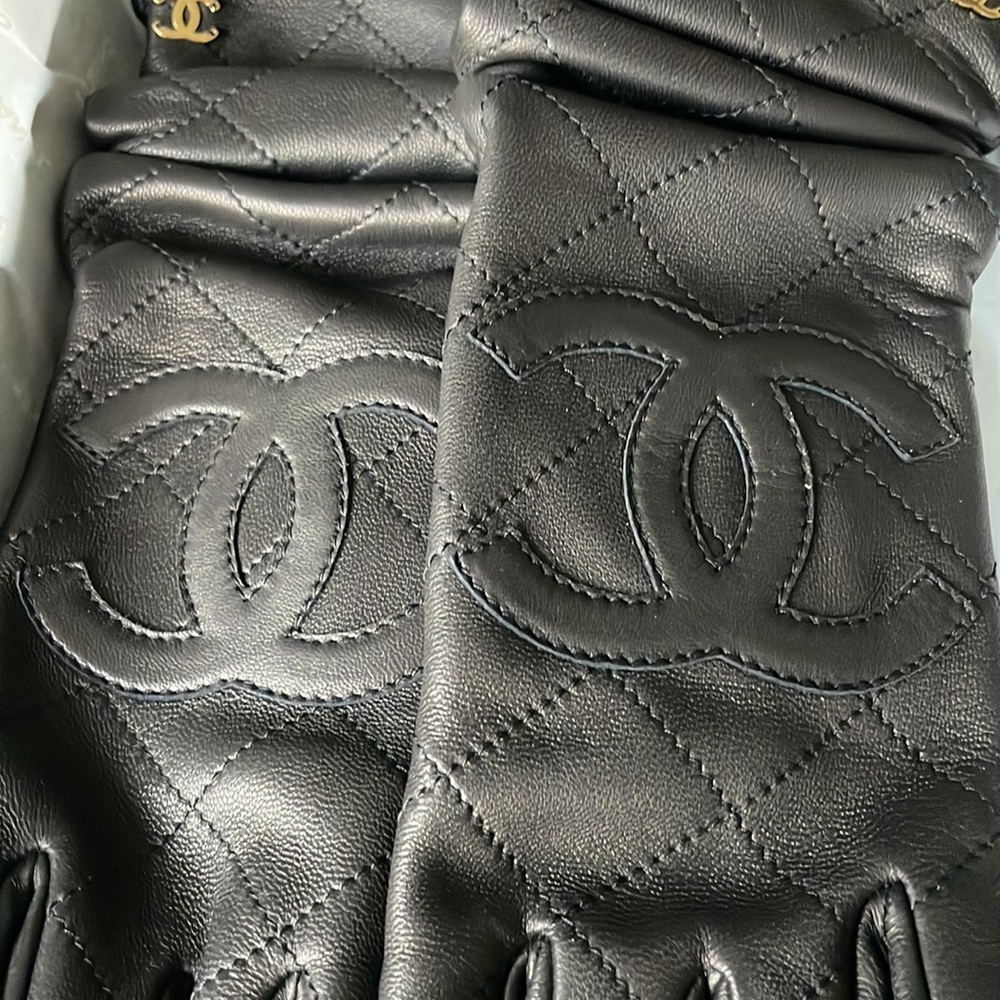 Chanel black leather classic gold logo quilted gloves winter sz 7.5 - Picture 5 of 10